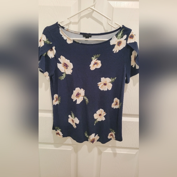 Ann Taylor Loft flutter sleeve top - Picture 1 of 3